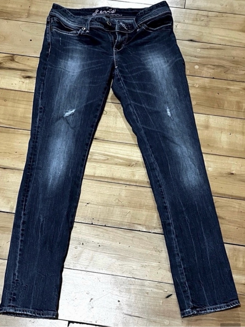 Levi’s dark wash jeans in size 28